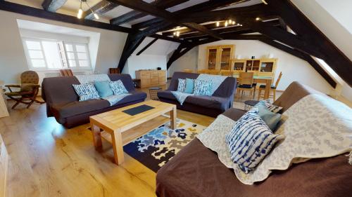 un salon avec deux canapés et une table dans l'établissement Aux Bijoux de Colmar - Le Saphir - 1 PARKING GRATUIT, à Colmar