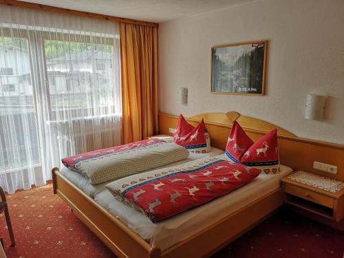 A bed or beds in a room at Gästehaus Luxner