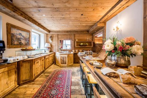 A kitchen or kitchenette at Hotel Bellavista