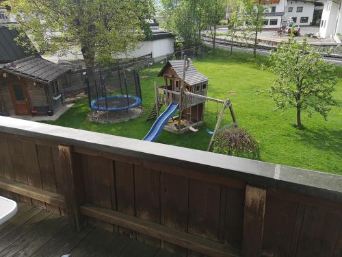 een uitzicht op een achtertuin met een speeltuin bij Gästehaus Luxner in Strass im Zillertal