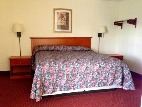 Ένα ή περισσότερα κρεβάτια σε δωμάτιο στο Crown Inn Motel Yorktown
