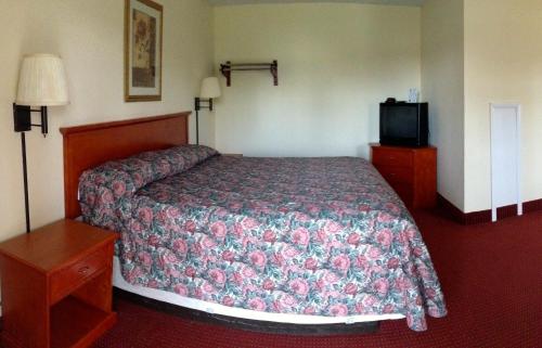 Ένα ή περισσότερα κρεβάτια σε δωμάτιο στο Crown Inn Motel Yorktown