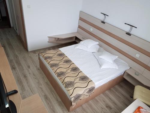 a bedroom with a bed with a wooden headboard at Hotel Capitol in Jupiter