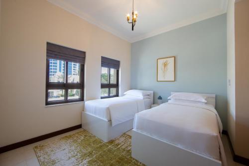 En eller flere senge i et værelse på Dubai Creek Club Villas