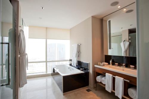 Un baño de InterContinental Doha The City by IHG