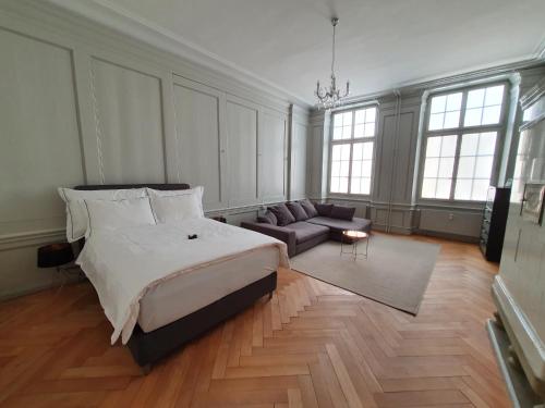 a large bedroom with a bed and a couch at Le Bijou BK9 Presidential Suite in Bern