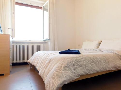 een bed in een kamer met een groot raam bij Bilocale con favolosa Vista Mare in Levanto