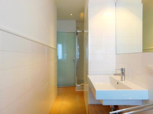 een badkamer met een wastafel en een douche bij Bilocale con favolosa Vista Mare in Levanto