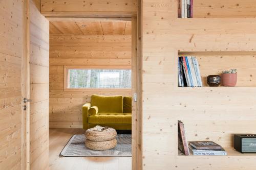 uma sala de estar com uma cadeira amarela e uma janela em Coco Chalet em Arâches-la-Frasse