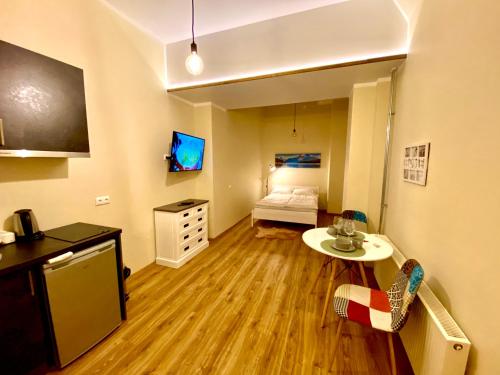 a small room with a kitchen and a bedroom at Kastanimaja Apartments in Tartu