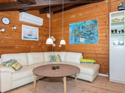 Fjellerupにある6 person holiday home in Glesborgのリビングルーム(白いソファ、テーブル付)