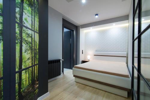 ein Schlafzimmer mit einem Bett und einem großen Fenster in der Unterkunft Apartament Przytulny in Kazimierz Dolny