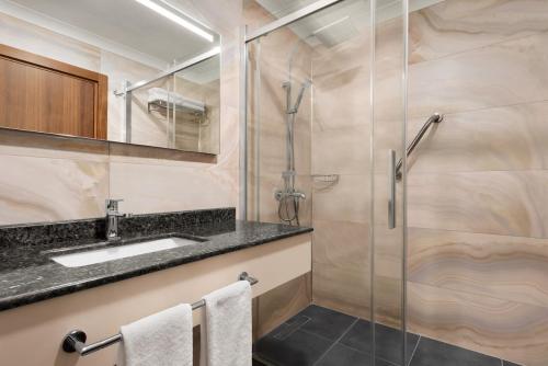 A bathroom at Ramada by Wyndham Sakarya Hendek