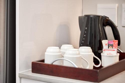 Kemudahan buat kopi dan teh di First Group Breakers Resort - Official