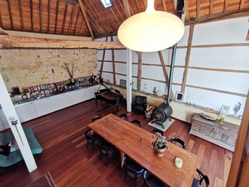 an overhead view of a dining room with a table and chairs at Bed en Breakfast Hof van Wolder in Maastricht