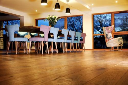 a dining room with a table and chairs at Maison d'hôtes & SPA La Scierie in Salins-les-Bains