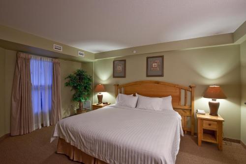 En eller flere senger på et rom på Polaris Lodge