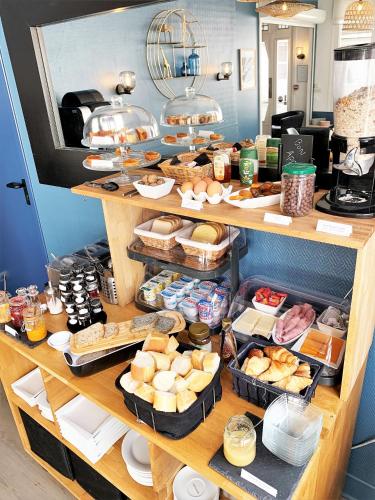a bakery with many different types of bread and pastries at Hôtel Jules in Le Touquet-Paris-Plage