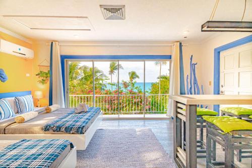 מיטה או מיטות בחדר ב-Viking Hill Oceanfront Hostel & Resort