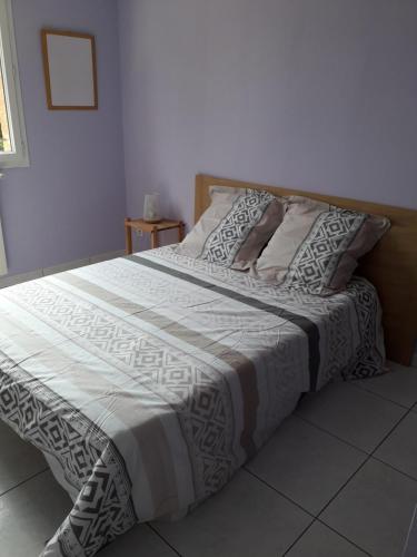 uma cama com um cobertor branco e castanho em Villa Madura em Canet