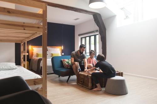 a group of people in a bedroom with a bunk bed at B&B La Maison de Julia in Albi
