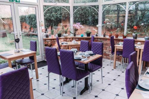 a dining room table with chairs and umbrellas at St Margaret's Hotel in Oxford