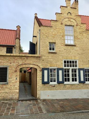 an old brick building with an archway in front of it at Vis à Vis in Nieuwpoort