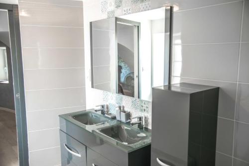 une salle de bain avec un lavabo et un miroir dans l'établissement Château Emile Loubet - appartement Maréchal Lyautey, à La Bégude-de-Mazenc