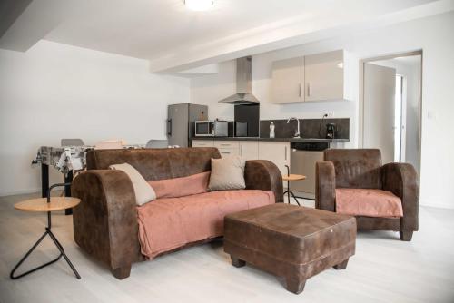 un salon avec un canapé et des chaises et une cuisine dans l'établissement Château Emile Loubet - appartement Maréchal Lyautey, à La Bégude-de-Mazenc