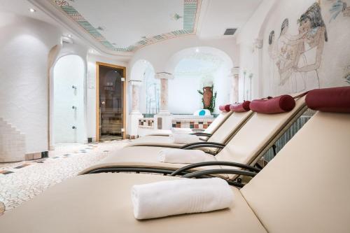 a row of empty beds in a room at Residence Floralp in Colfosco