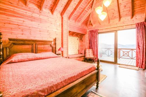 Un dormitorio con una cama y una pared de madera. en Avaas - Bed & Breakfast, en Nainital