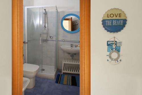 La salle de bains est pourvue de toilettes, d'une douche et d'un lavabo. dans l'établissement Casa Rosa appartamento con giardino, à Cetara