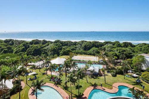 uma vista aérea de um resort com duas piscinas e o oceano em First Group Breakers Resort - Official em Durban