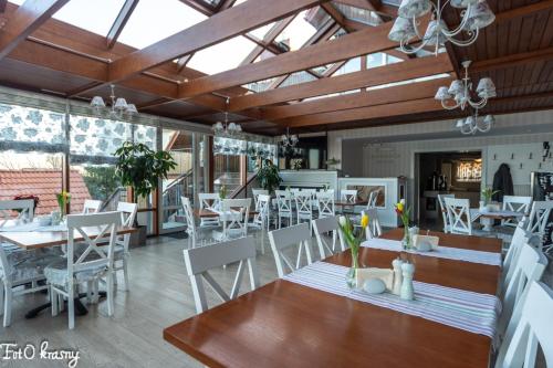 ein Esszimmer mit weißen Tischen und weißen Stühlen in der Unterkunft Camping Marina Nowe Guty in Nowe Guty