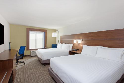 Holiday Inn Express West Los Angeles, an IHG Hotel tesisinde bir odada yatak veya yataklar