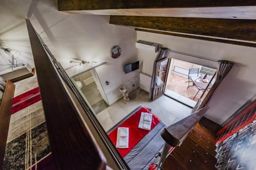 an overhead view of a living room with a red blanket at Etnaglossa in Linguaglossa