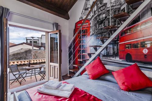 um quarto com uma cama e uma janela com um autocarro de 2 pisos em Etnaglossa em Linguaglossa