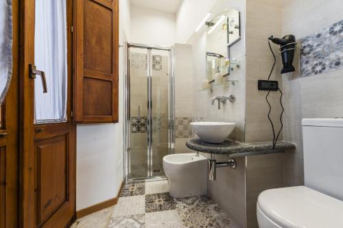 a bathroom with a toilet and a sink and a shower at Etnaglossa in Linguaglossa