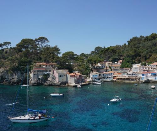 un groupe de bateaux dans une masse d'eau avec des maisons dans l'établissement Lou mistraou, à La Garde