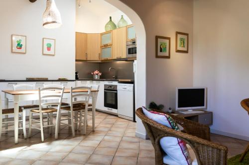 an open kitchen and dining room with a table and chairs at Gîtes Domaine des Machottes in Grans
