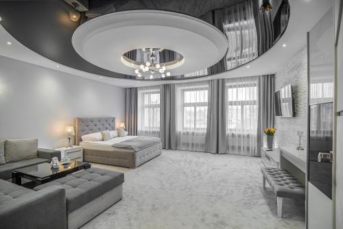 duży salon z kanapą i żyrandolem w obiekcie Kamienica Pod Neptunem w mieście Puck