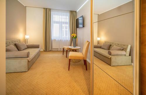 a living room with a couch and a table at Kamienica Pod Neptunem in Puck