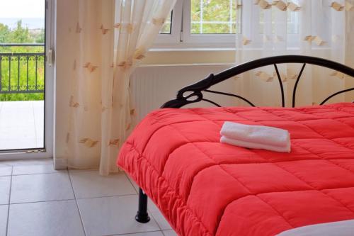 Ένα ή περισσότερα κρεβάτια σε δωμάτιο στο Vineyard Country House with Panoramic Seaview
