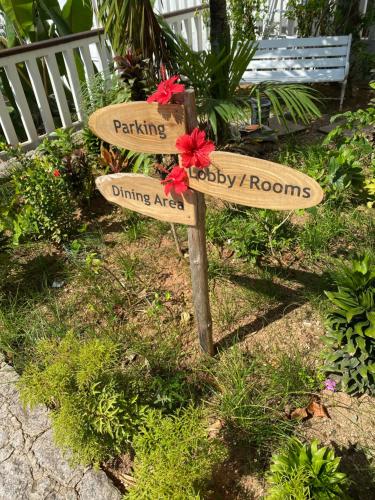 a sign in the grass with two street signs at Hilltop Boutique Hotel in Victoria