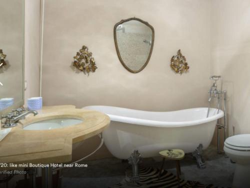 y baño con bañera, lavabo y aseo. en Villa Romana, en Campagnano di Roma