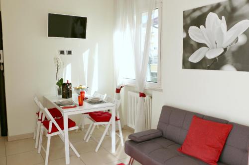 een woonkamer met een bank en een tafel bij Bilocale via Montefiore Conca in Riccione