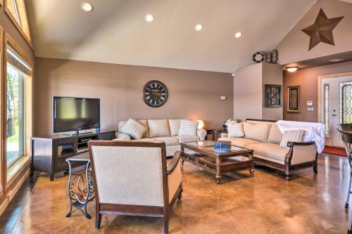 Χώρος καθιστικού στο Spectacular Duck Creek Waterfront Retreat with Dock!