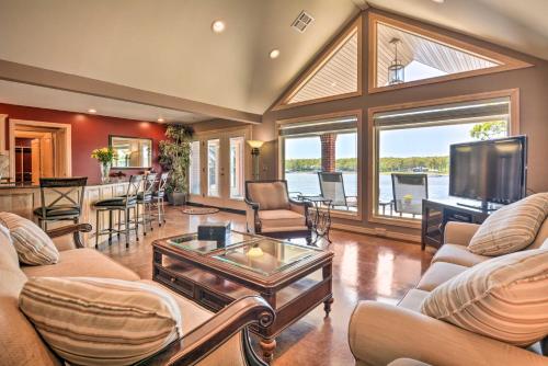 Χώρος καθιστικού στο Spectacular Duck Creek Waterfront Retreat with Dock!