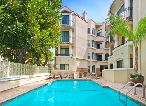 Swimmingpoolen hos eller tæt på Beverly Hills Adjacent 2-Bedroom Penthouse