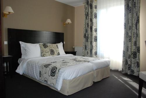 Postel nebo postele na pokoji v ubytování Hôtel Ariane & SPA